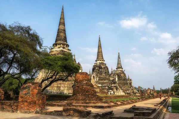 Wat Phra Si Sanphet Budist Tapınağı sahne Ayutthaya, Tayland. Üç ana Chedis görünümünü.
