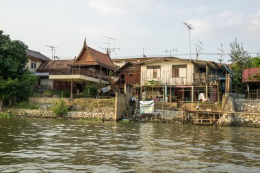 Chao Phraya evler ve tekneler tekne alınan gün batımı saatlerinde Riverside'da binmek. Ayutthaya, Tayland