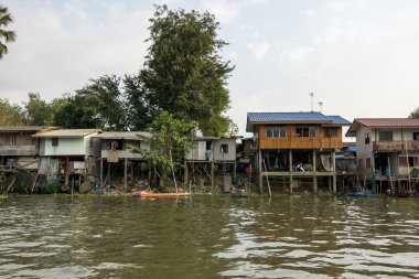 Chao Phraya evler ve tekneler tekne alınan gün batımı saatlerinde Riverside'da binmek. Ayutthaya, Tayland