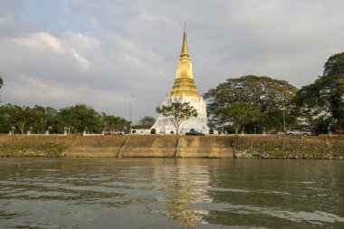 Altın stupa Chao Phray nehir Ayutthaya, Tayland yakın alınan Wat Suan Luang Sopsawan Budist Tapınağı