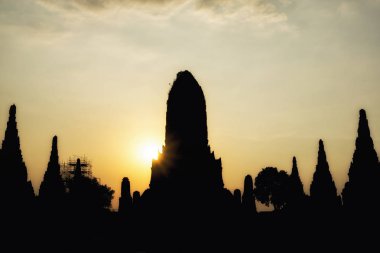 Günbatımı kızdırma Wat Chaiwatthanaram saldırın ve chedi Şapel Ayutthaya, Tayland şeklinde