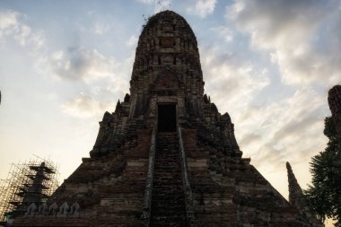 UpClose gün batımı saatlerinde alınan Wat Chaiwatthanaram ana merkezi bombalamak. Ayutthaya, Tayland