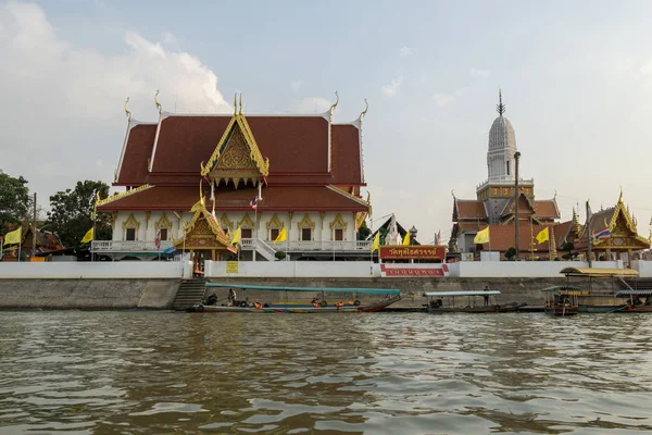 Ναός Wat Phutthaisawan Και Stupas Λαμβάνονται Από Βάρκα Στον Ποταμό — Φωτογραφία Αρχείου