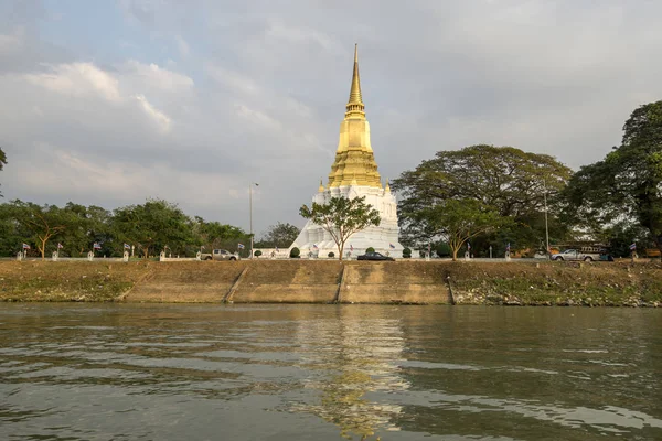 Altın stupa Chao Phray nehir Ayutthaya, Tayland yakın alınan Wat Suan Luang Sopsawan Budist Tapınağı