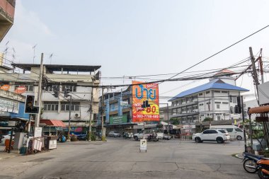 Binalar ve evler yakın Maeklong demiryolu. Maeklong demiryolu Pazar, Tayland. 16th Ocak 2019