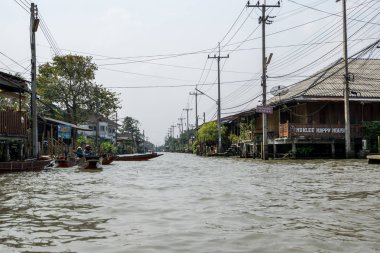 Dükkan ve tezgahları Damnoen Saduak yüzen Pazar Ratchaburi, Tayland tarafından. 16th Ocak 2019