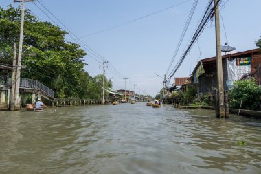 Dükkan ve tezgahları Damnoen Saduak yüzen Pazar Ratchaburi, Tayland tarafından. 16th Ocak 2019