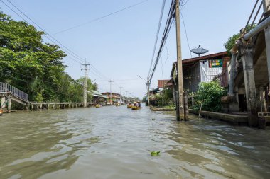 Dükkan ve tezgahları Damnoen Saduak yüzen Pazar Ratchaburi, Tayland tarafından. 16th Ocak 2019