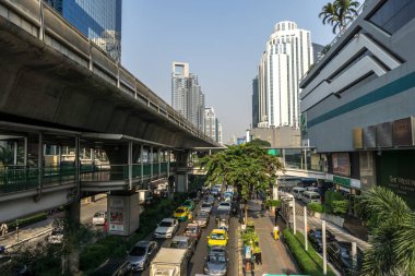 Sukhumvit görünümünü Asok Bts tren istasyonuna yakın. Bangkok, Tayland alınır. Ocak ayı 17th 2019.