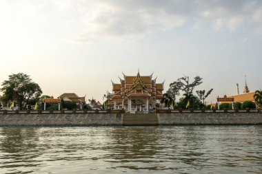Gün batımı saatlerinde tekne yolculuğu alınan Chao Phraya nehir sahne. Ayutthaya, Tayland. Ocak ayı 17th 2019 alınan