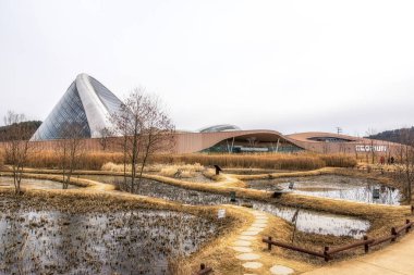 Seocheon Ulusal Ekoloji Enstitüsü ana sergi salonu. Etrafı sazlıklar ve park manzarasıyla çevrili. Güney Kore, Seochon 'da çekildi.