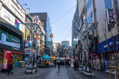 biff kare sokaklarda mağazaların ve restoranların hattı. Biff Meydanı nampodong bölgesinde Busan, Güney Kore ünlü alışveriş biridir. 13th Şubat 2019 alınan