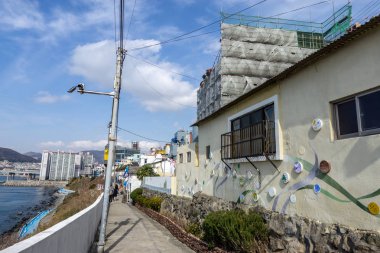 Busan, Güney Kore kültür köy Huinnyeoul. Okyanus manzarasında bir ünlü kıyı villa Huinnyeoul kültür köydür. 14th Şubat 2019 alınan