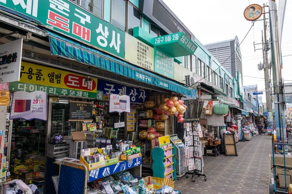 国際マーケット ザガルチまたは素晴らしかった地区にある韓国 釜山の国際市場 多くのお店や店舗の通りをラインアップします 2019 日を撮影 — ストック写真