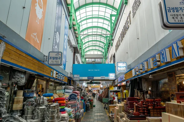 国際マーケット ザガルチまたは素晴らしかった地区にある韓国 釜山の国際市場 多くのお店や店舗の通りをラインアップします 2019 日を撮影 — ストック写真