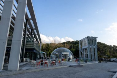 gün batımı saatlerinde alınan bay 101 ana bina. Bay 101 birçok restoran ve bar ve deniz manzarası ile ünlü bir binadır. Busan, Güney Kore'de 14th Şubat 2019 alınan