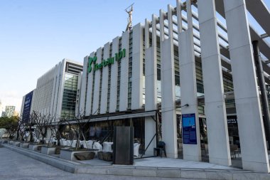 gün batımı saatlerinde alınan bay 101 ana bina. Bay 101 birçok restoran ve bar ve deniz manzarası ile ünlü bir binadır. Busan, Güney Kore'de 14th Şubat 2019 alınan