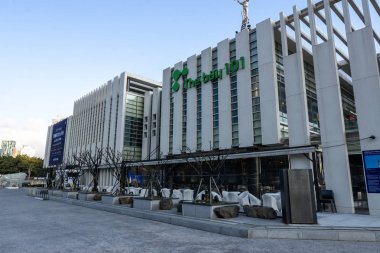 gün batımı saatlerinde alınan bay 101 ana bina. Bay 101 birçok restoran ve bar ve deniz manzarası ile ünlü bir binadır. Busan, Güney Kore'de 14th Şubat 2019 alınan