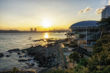 Busan Nurimaru Apec ev günbatımı manzarası. Apec ev Dongbaekseom Island Busan, Güney Kore ünlü bir dönüm noktası olduğunu. 14th Şubat 2019 alınan