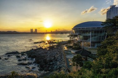 Busan Nurimaru Apec ev günbatımı manzarası. Apec ev Dongbaekseom Island Busan, Güney Kore ünlü bir dönüm noktası olduğunu. 14th Şubat 2019 alınan