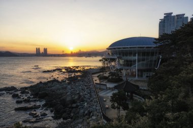 Busan Nurimaru Apec ev günbatımı manzarası. Apec ev Dongbaekseom Island Busan, Güney Kore ünlü bir dönüm noktası olduğunu. 14th Şubat 2019 alınan