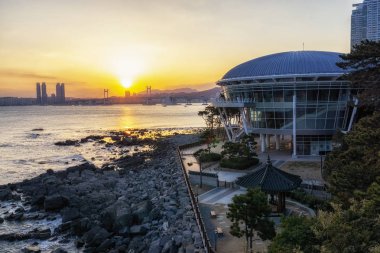 Busan Nurimaru Apec ev günbatımı manzarası. Apec ev Dongbaekseom Island Busan, Güney Kore ünlü bir dönüm noktası olduğunu. 14th Şubat 2019 alınan