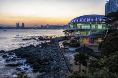 Busan Nurimaru Apec ev günbatımı manzarası. Apec ev Dongbaekseom Island Busan, Güney Kore ünlü bir dönüm noktası olduğunu. 14th Şubat 2019 alınan