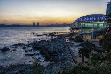 Busan Nurimaru Apec ev günbatımı manzarası. Apec ev Dongbaekseom Island Busan, Güney Kore ünlü bir dönüm noktası olduğunu. 14th Şubat 2019 alınan