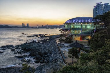 Busan Nurimaru Apec ev günbatımı manzarası. Apec ev Dongbaekseom Island Busan, Güney Kore ünlü bir dönüm noktası olduğunu. 14th Şubat 2019 alınan