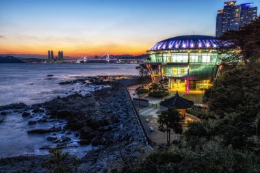 Busan Nurimaru Apec ev günbatımı manzarası. Apec ev Dongbaekseom Island Busan, Güney Kore ünlü bir dönüm noktası olduğunu. 14th Şubat 2019 alınan
