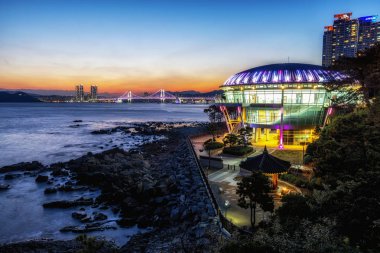 Busan Nurimaru Apec ev günbatımı manzarası. Apec ev Dongbaekseom Island Busan, Güney Kore ünlü bir dönüm noktası olduğunu. 14th Şubat 2019 alınan