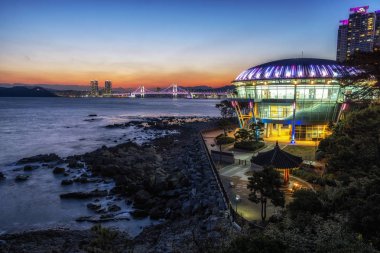 Busan Nurimaru Apec ev günbatımı manzarası. Apec ev Dongbaekseom Island Busan, Güney Kore ünlü bir dönüm noktası olduğunu. 14th Şubat 2019 alınan