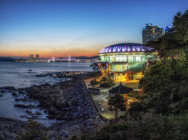Busan Nurimaru Apec ev günbatımı manzarası. Apec ev Dongbaekseom Island Busan, Güney Kore ünlü bir dönüm noktası olduğunu. 14th Şubat 2019 alınan