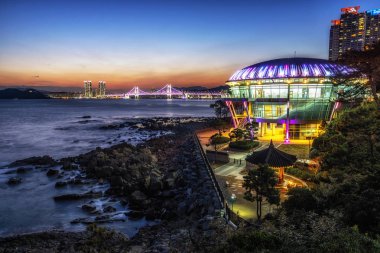 Busan Nurimaru Apec ev günbatımı manzarası. Apec ev Dongbaekseom Island Busan, Güney Kore ünlü bir dönüm noktası olduğunu. 14th Şubat 2019 alınan