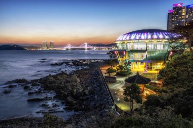 Busan Nurimaru Apec ev günbatımı manzarası. Apec ev Dongbaekseom Island Busan, Güney Kore ünlü bir dönüm noktası olduğunu. 14th Şubat 2019 alınan