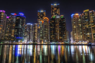 Busan daireler ve okyanus su yansıtan çeşitli binalar. Busan Haeundae, Güney Kore alınan. 14th Şubat 2019.