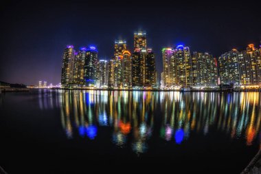 Busan daireler ve okyanus su yansıtan çeşitli binalar. Busan Haeundae, Güney Kore alınan. 14th Şubat 2019.