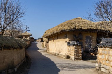Unesco Dünya Mirası ünlü seyahat ikonik hedef Andong, Kore Andong Hahoe halk köydür. Kore geleneksel evleri ve dar sokaklar boyunca evler. 17th Şubat 2019 alınan