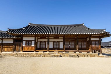 Unesco Dünya Mirası ünlü seyahat ikonik hedef Andong, Kore Andong Hahoe halk köydür. Kore geleneksel evleri ve dar sokaklar boyunca evler.