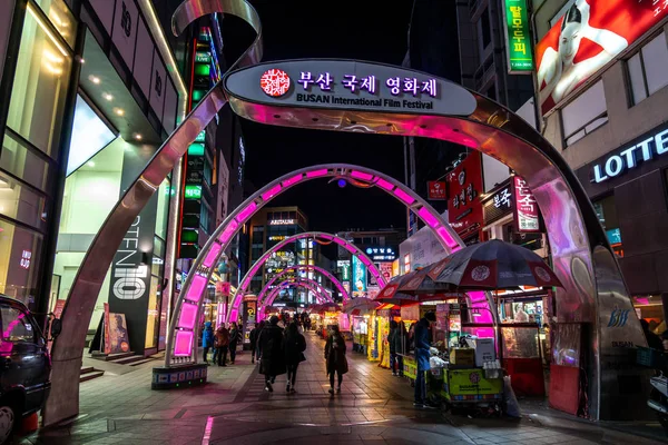 ショップやレストラン Biff 広場通りを並べる Biff 広場は 素晴らしかった地区南朝鮮 釜山の有名なショッピング街です 2019 日に撮影 — ストック写真