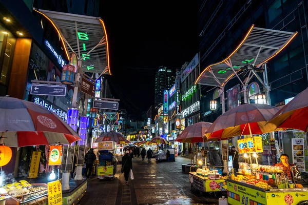 ショップやレストラン Biff 広場通りを並べる Biff 広場は 素晴らしかった地区南朝鮮 釜山の有名なショッピング街です 2019 日に撮影 — ストック写真
