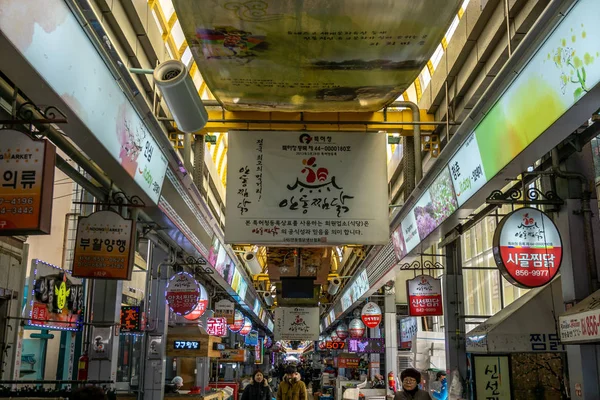安東オールド マーケット またはチムタク天国は チムタク チキン シチュー レストランと並んで伝統的な市場です 2019 日に韓国の安東を撮影 — ストック写真