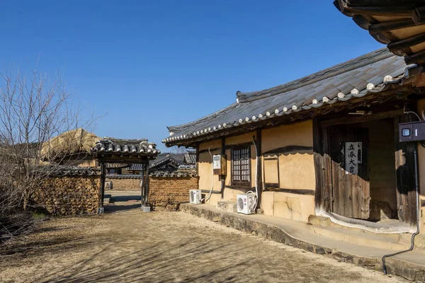 安東河回村は ユネスコ世界遺産有名な旅行象徴的な先韓国の安東です 伝統的な韓国風家屋や狭い通りに沿って家 — ストック写真
