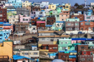 Busan gamcheon kültürel köy görünümü. Gamcheon Köyü merdiven-moda bir kıyı dağ eteklerinde üzerinde inşa edilmiş evleri ile ünlü bir turistik 's