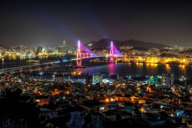 Busan liman köprüsü Güney Kore 'deki ünlü köprülerden biridir. Yeongdo ve Nam bölgesini birbirine bağlayan köprü geceleri farklı renklerde açılıyor. Busan, Güney Kore 'de çekildi.