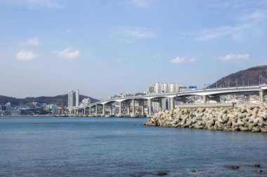 Busan Jeolyeong kıyı iz manzarasında Namhang daegyo köprü Busan, Güney Kore