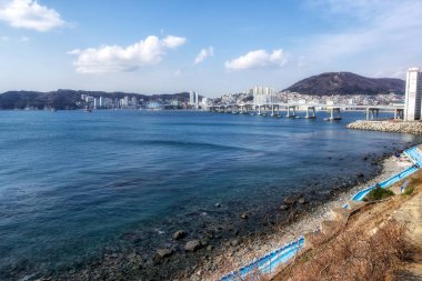 Busan Jeolyeong kıyı iz manzarasında Namhang daegyo köprü Busan, Güney Kore