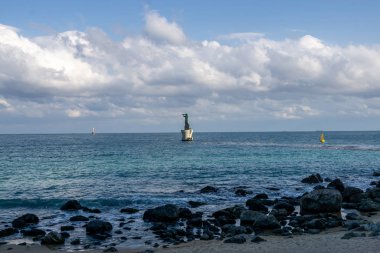 haeaundae plaj okyanus Busan, Güney Kore ortasında bir teleskop ile bir adam heykeli