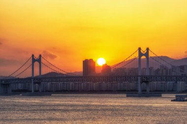 Busan Gwangandaegyo Köprüsü üzerinden günbatımı görünüm. Busan ünlü Bridge'de 7.4 km üzerinde uzanır ve ikonik bir cazibe olduğunu. Busan, Güney Kore