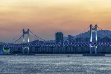 Busan Gwangandaegyo Köprüsü üzerinden günbatımı görünüm. Busan ünlü Bridge'de 7.4 km üzerinde uzanır ve ikonik bir cazibe olduğunu. Busan, Güney Kore
